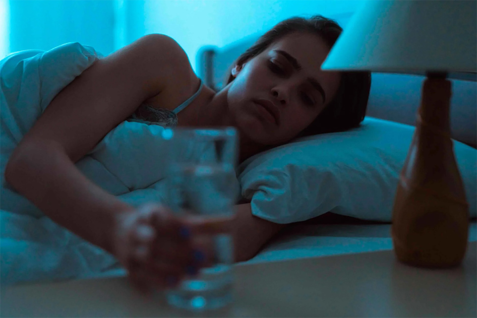 mujer con boca seca por la noche