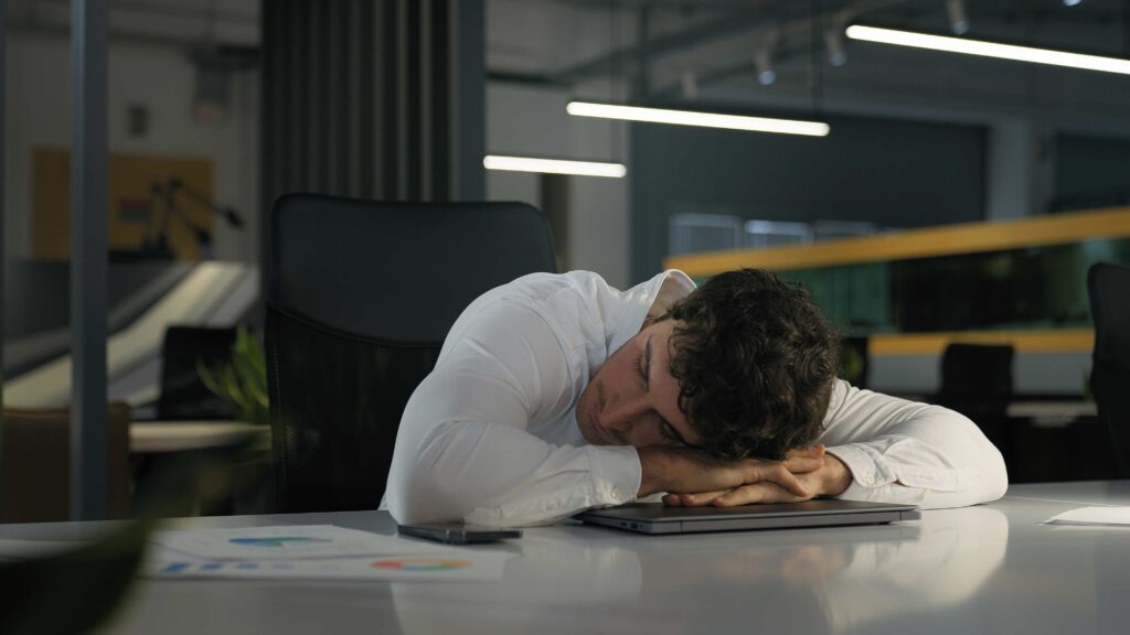 como quitar el sueño, hombre durmiendo en oficina