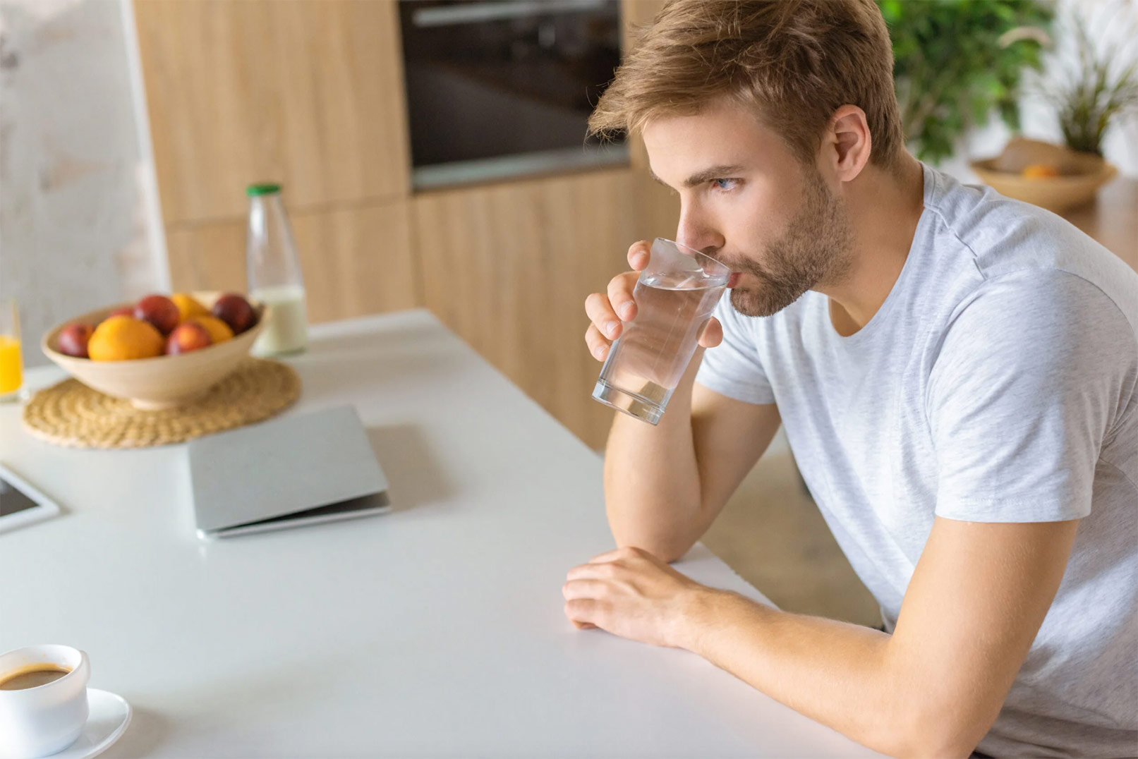 chico bebe agua, tiene sueño después de comer