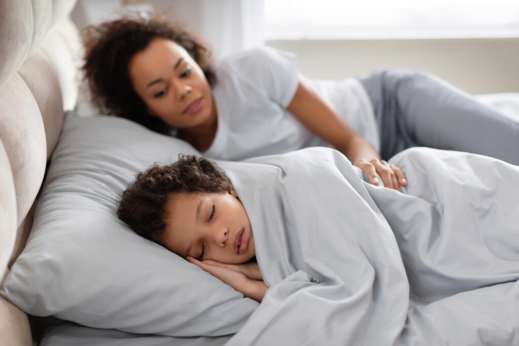 niña con somniloquia acompañada por su madre