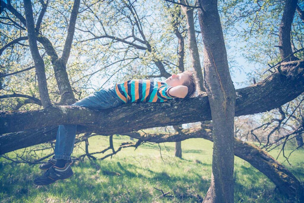 niño descansando en la naturaleza